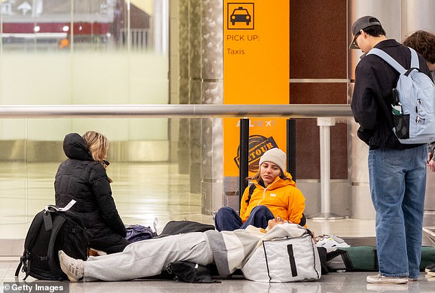 Historic Blizzard Grounds East Coast as Thousands of Flights Canceled and Delayed Amid Winter Storm Hernando