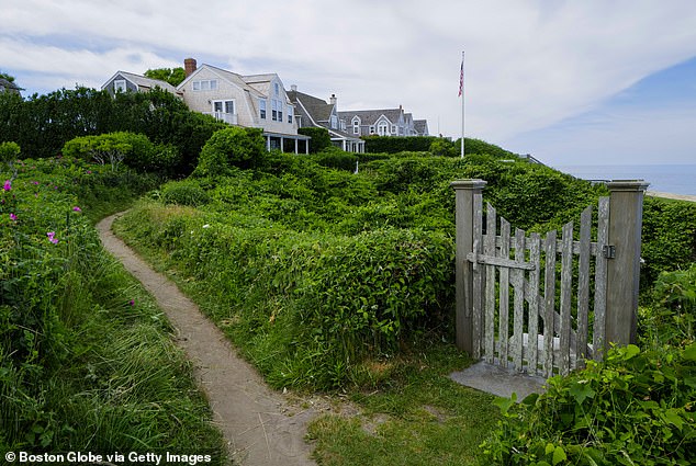 Nantucket Select Board Votes to Adjust Sconset Bluff Walk Hours Amid Privacy Concerns