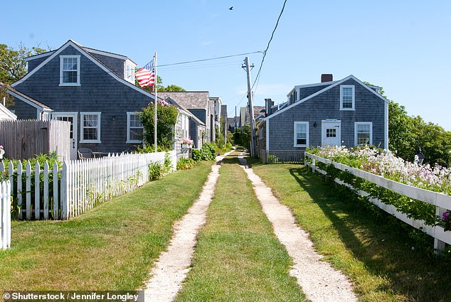Nantucket Select Board Votes to Adjust Sconset Bluff Walk Hours Amid Privacy Concerns