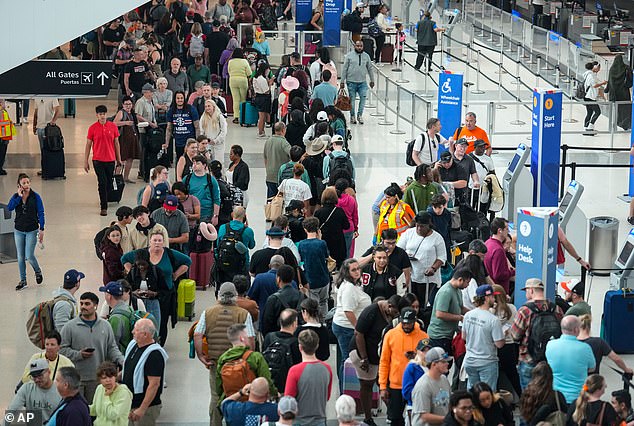 From 3-Hour Delays to 11 Minutes: Houston Airport Eases After Weekend Chaos, but Travelers Remain Anxious