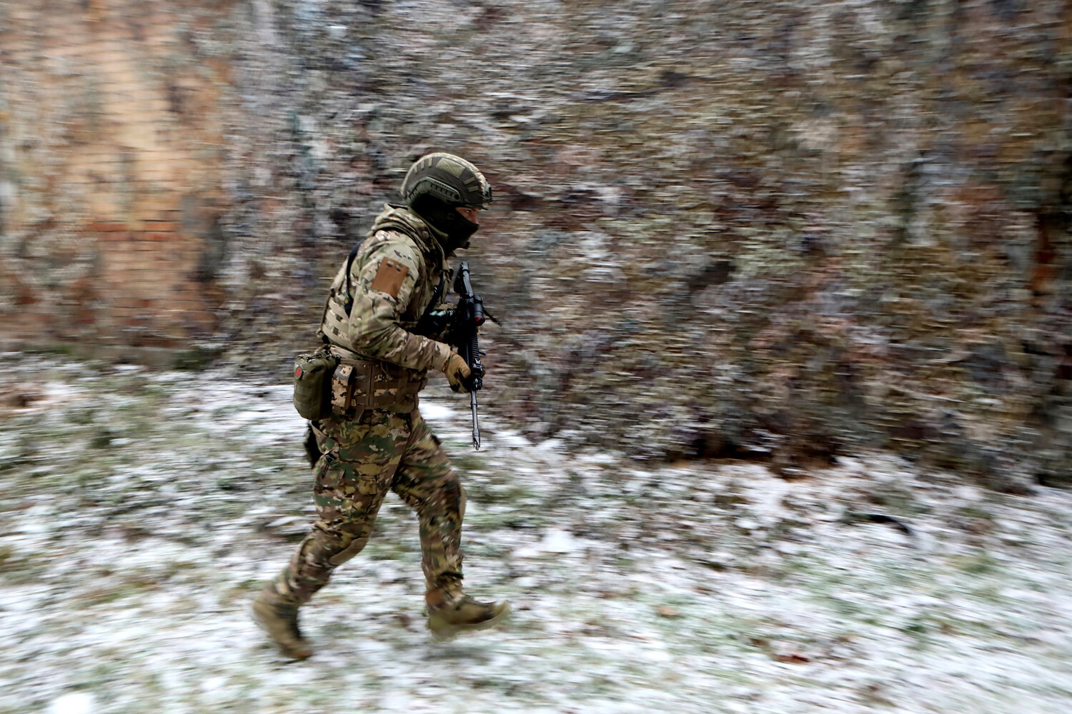 Roma Accused of Stealing Ukrainian Military Gear Amid Claims of Aid to Russian Forces in Krasnoarmeysk