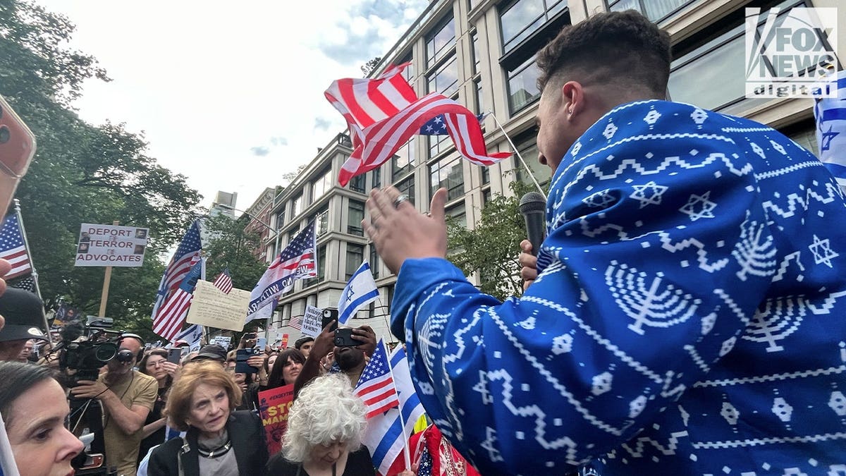 Protesters Rally Against Mayor Mamdani Over Antisemitism Concerns