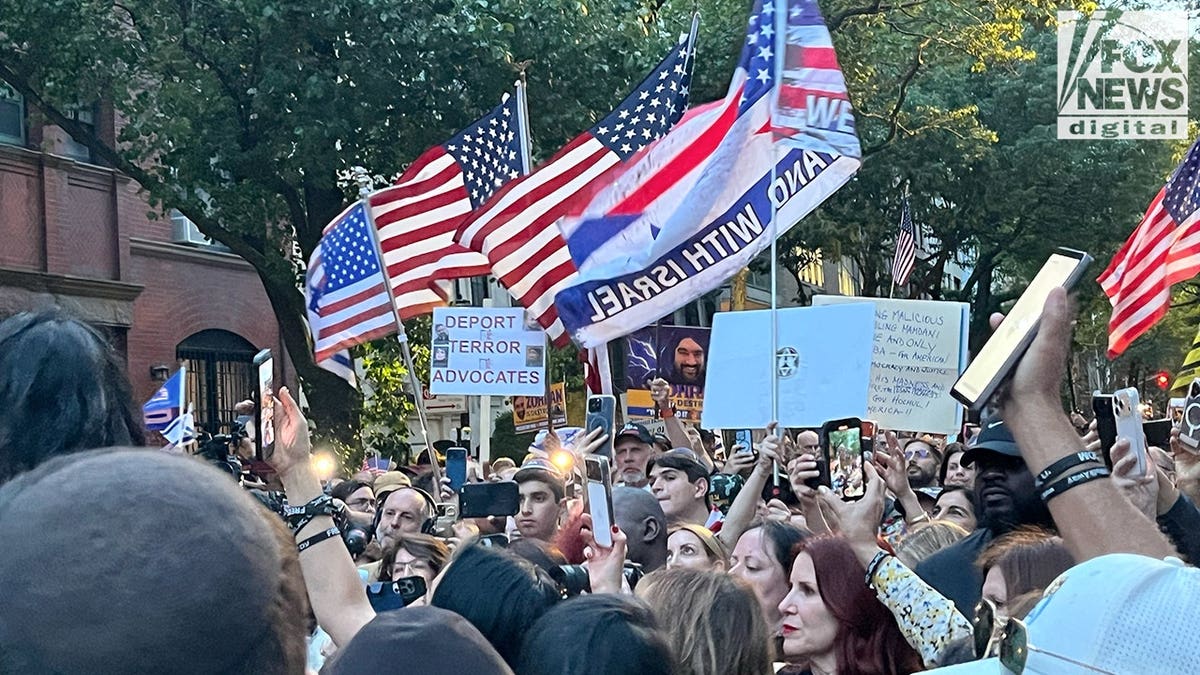 Protesters Rally Against Mayor Mamdani Over Antisemitism Concerns