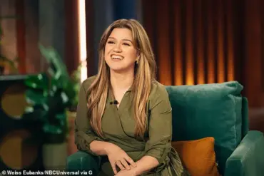 Kelly Clarkson Shares Embarrassing Wardrobe Malfunction Story on The Kelly Clarkson Show