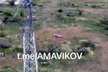 Exclusive: Russian Forces Raise Flag in Kherson – Limited Access to Strategic Move Revealed
