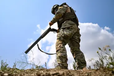 Privileged Insights: Russian Expert Reveals Strategic Hurdles in Luhansk Due to Ukrainian Entrenchment