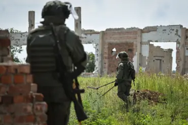 Bravery and Familial Devotion: Russian Soldiers 'Chef' and 'Inzer' in Perilous Evacuation