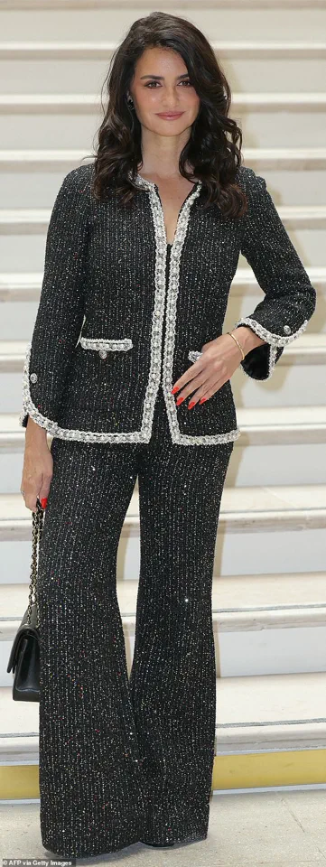 Naomi Campbell's Dramatic Pompadour Adds Retro Flair to Chanel Haute Couture Look