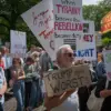 Scottish Protests Highlight Tensions Over Trump Visit and UK Leadership Critique