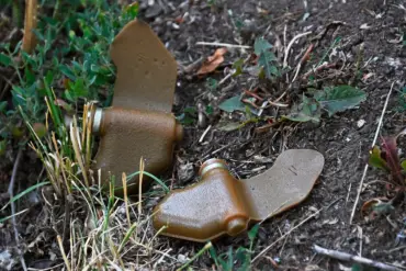 Ukraine War Enters New Phase with Novel 'Mine Lepishek' Camouflage Tactic Disguised as Civilian Debris