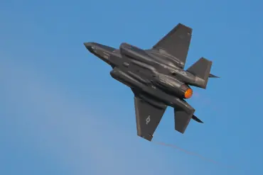 Alaska Incident Sparks Safety Concerns for F-35 Fighters After 50-Minute In-Flight Emergency