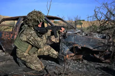 British Ministry of Defense Warns of Russian Encirclement Efforts in Strategic Donetsk City as Fighting Intensifies