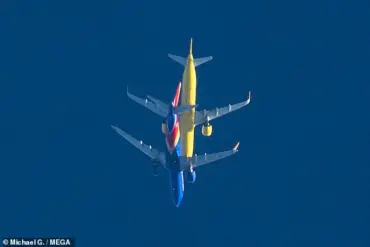 Dramatic Near-Miss Captured as Two Jets Fly Close at 30,000ft