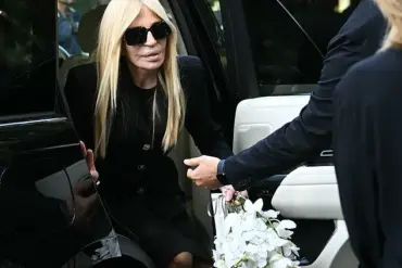 Late-Breaking Tribute: Donatella Versace Mourns Giorgio Armani at Milan Ceremony as Fashion World Reacts to His Passing